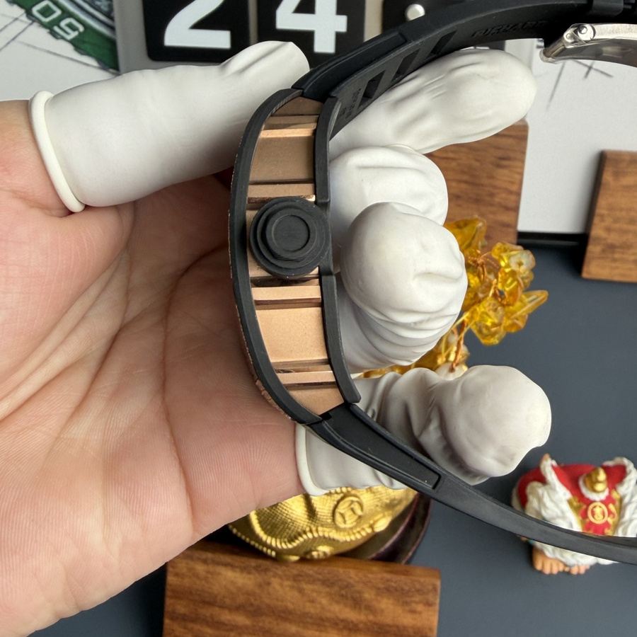 Gefragte Replica Uhr: Richard Mille RM 055, Roségold, individuell gefertigt, Carbon TPT CVD, Diamanten, Vaucher-Uhrwerk, 42,7 mm X 49,9 mm – Bild 7