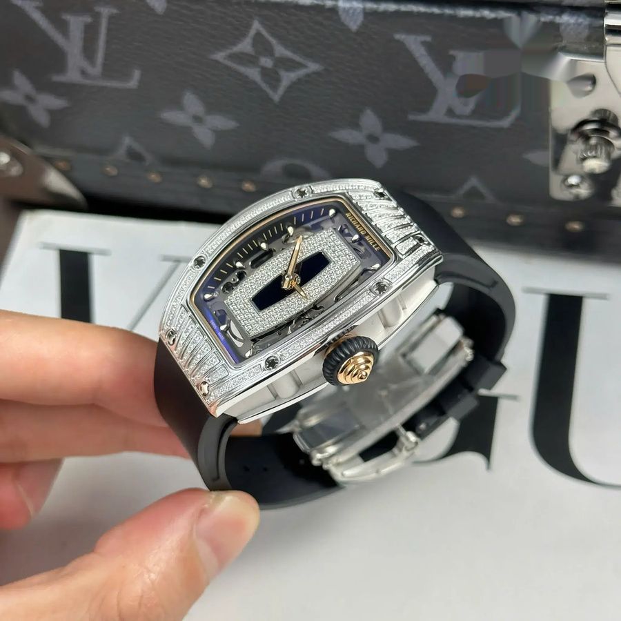 Luxuriös gestaltete Replica Damenuhr: Richard Mille RM 07-01 Lady, Diamanten, schwarz, Onyx, Zifferblatt, schwarzes Kautschukarmband, ZF 45.32 × 32,3 mm – Bild 4