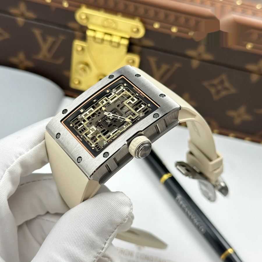 Wertvolle Replica Uhr: Richard Mille RM 16-02, Titan, extraflach, weiß, Kautschukarmband, 36 × 45 mm – Bild 3