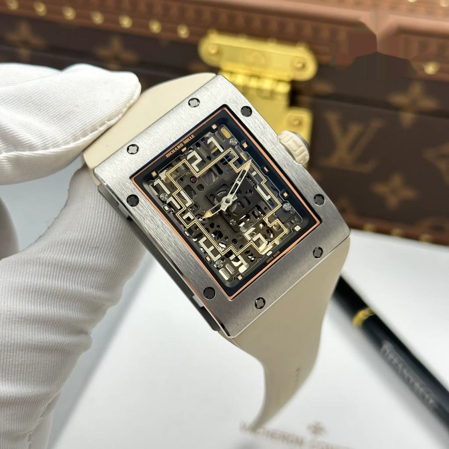 Wertvolle Replica Uhr: Richard Mille RM 16-02, Titan, extraflach, weiß, Kautschukarmband, 36 × 45 mm – Bild 4