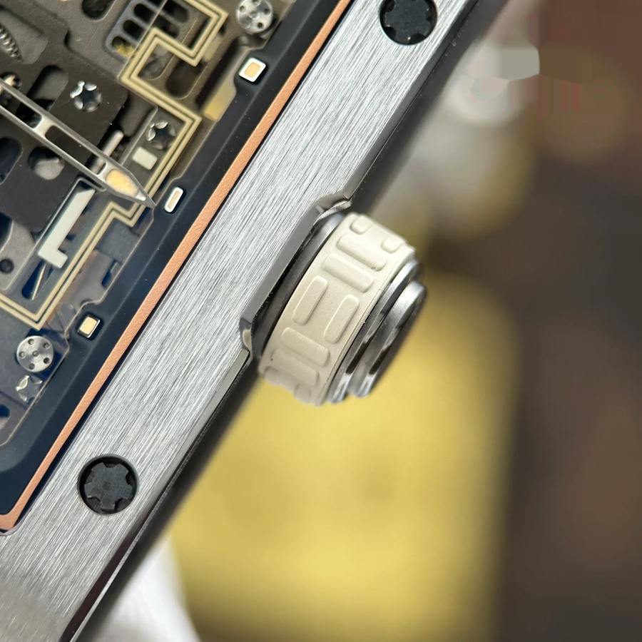 Wertvolle Replica Uhr: Richard Mille RM 16-02, Titan, extraflach, weiß, Kautschukarmband, 36 × 45 mm – Bild 8