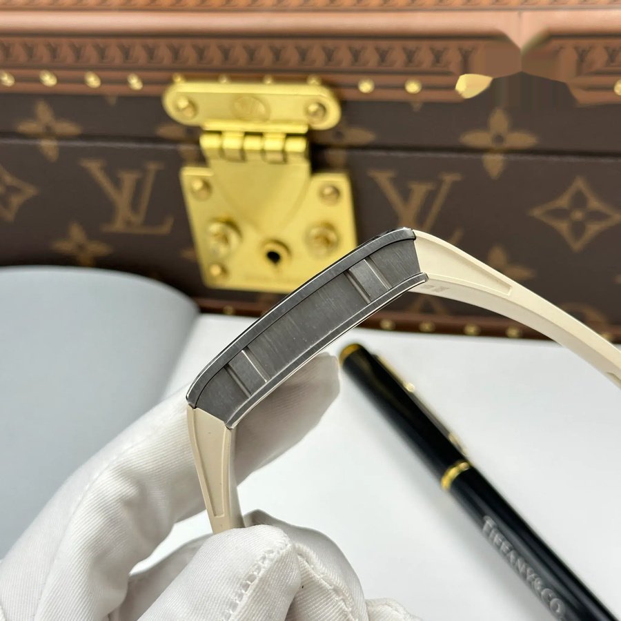 Wertvolle Replica Uhr: Richard Mille RM 16-02, Titan, extraflach, weiß, Kautschukarmband, 36 × 45 mm – Bild 9
