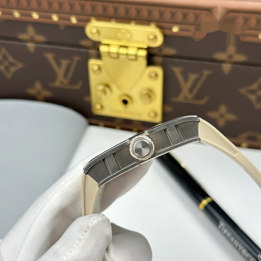 Wertvolle Replica Uhr: Richard Mille RM 16-02, Titan, extraflach, weiß, Kautschukarmband, 36 × 45 mm – Bild 10