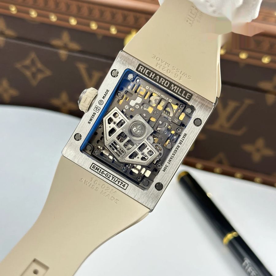 Wertvolle Replica Uhr: Richard Mille RM 16-02, Titan, extraflach, weiß, Kautschukarmband, 36 × 45 mm – Bild 11