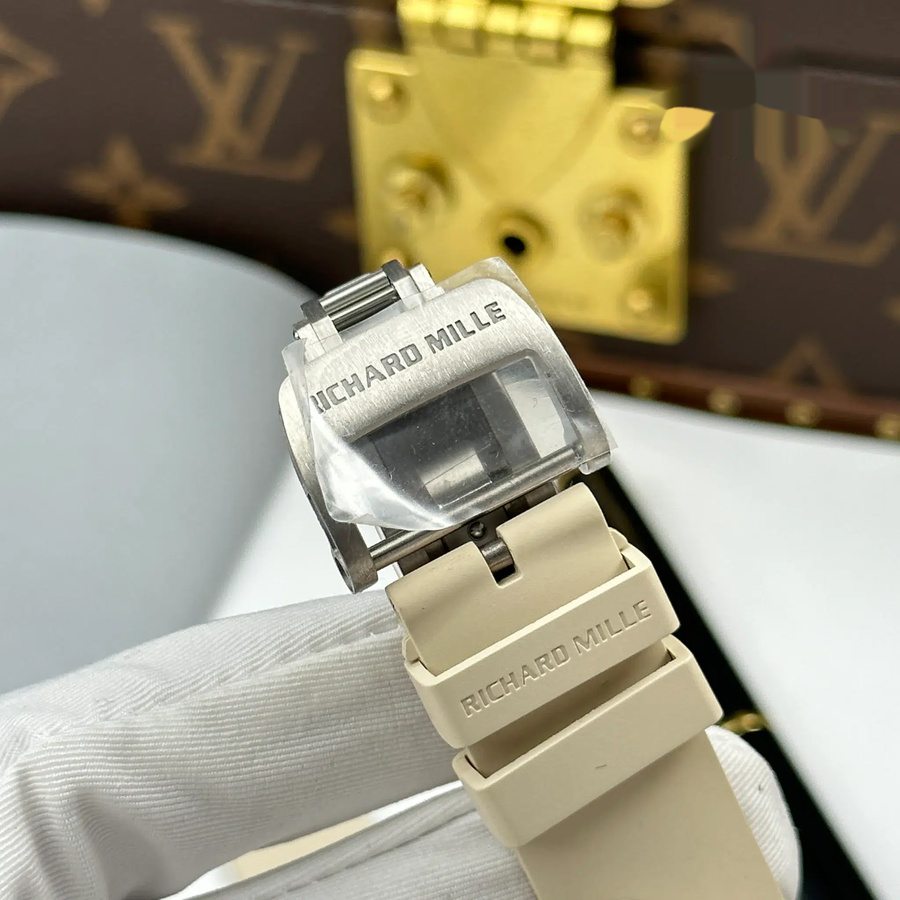 Wertvolle Replica Uhr: Richard Mille RM 16-02, Titan, extraflach, weiß, Kautschukarmband, 36 × 45 mm – Bild 12