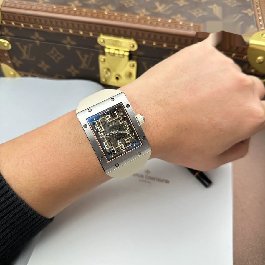Wertvolle Replica Uhr: Richard Mille RM 16-02, Titan, extraflach, weiß, Kautschukarmband, 36 × 45 mm – Bild 13